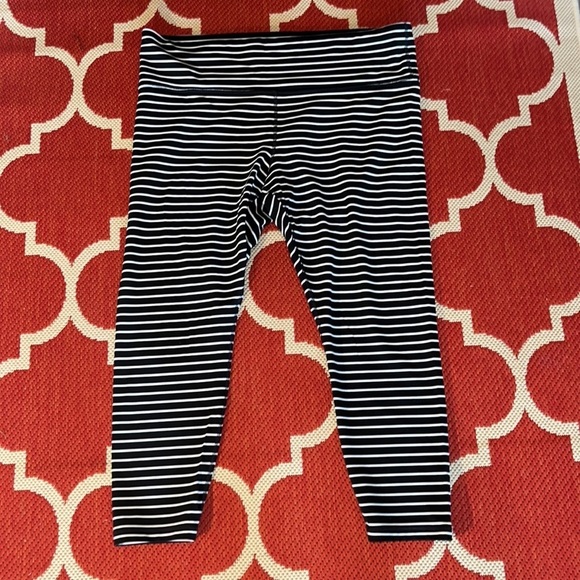 ATHLETA black and white stripe cropped leggings slimming size 1 X - Picture 1 of 9